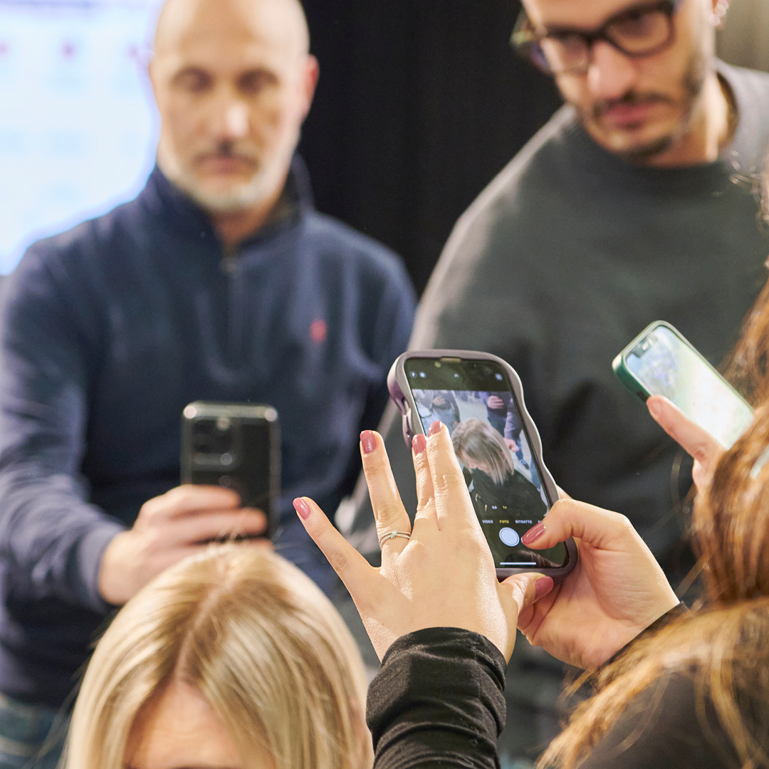 immagine dei clienti che fotograno la testa di una modella