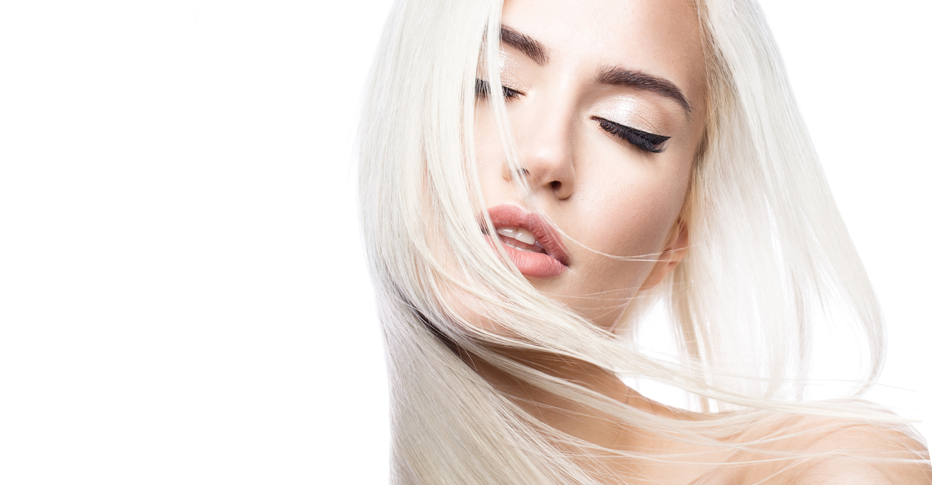 immagine ragazza bionda platino con capelli molto lunghi